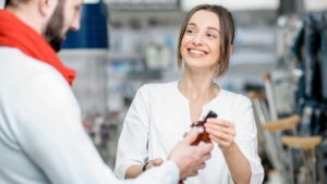 Apothekerin und Kunde