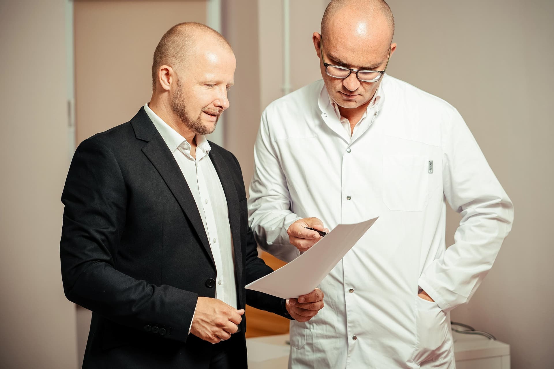 Arzt in Arztpraxis im Patientengespräch